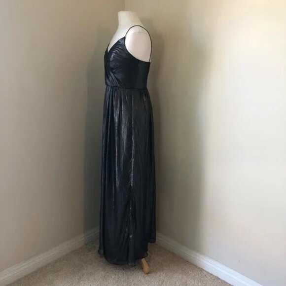 ❤️ Vera Wang Metallic Silver Gown - Picture 5 of 9